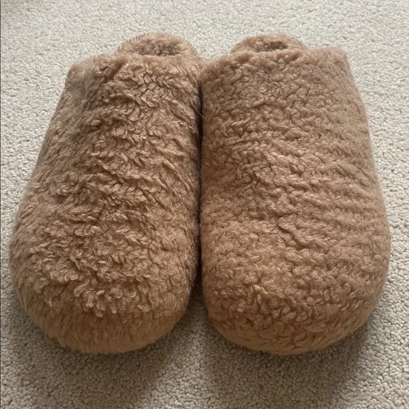 NWT! Intentionally Blank Apres Slippers - Picture 3 of 10